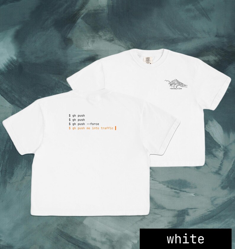 Puede incluir: Dos camisetas blancas. Una camiseta tiene el texto "$ gh push, $ gh push, $ gh push --force, $ gh push me into traffic" en naranja. La otra camiseta tiene un gr&aacute;fico de monta&ntilde;a y el texto "-dode vibe" en negro.