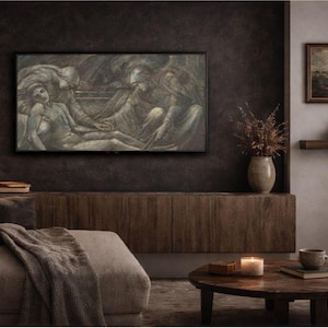 Op de afbeelding: Een woonkamer met een groot schilderij aan de muur, een bank en een ronde salontafel. Het schilderij toont figuren in gedempte tinten. Een lamp, vaas met gedroogde bloemen en decoratieve items dragen bij aan de sfeer.