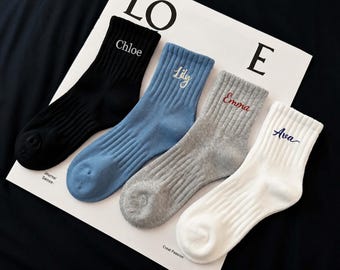 4 Paar bestickte Socken | Personalisierte gerippte Crew-Socken | Brautjungfer Geschenk | Hochzeit Gastgeschenk | Geschenk für Sie oder Ihn