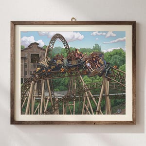 Puede incluir: Una ilustración enmarcada de una montaña rusa de estilo steampunk con vagones metálicos sobre una vía curva. La escena muestra pasajeros en los vagones, un gran edificio de madera al fondo, árboles verdes y un cielo azul con nubes blancas.