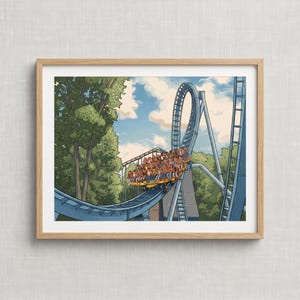 Puede incluir: Una lámina artística enmarcada que presenta una ilustración colorida de una montaña rusa azul con un tren amarillo lleno de pasajeros ascendiendo por una vía empinada. La escena incluye árboles verdes y un cielo azul con nubes blancas.