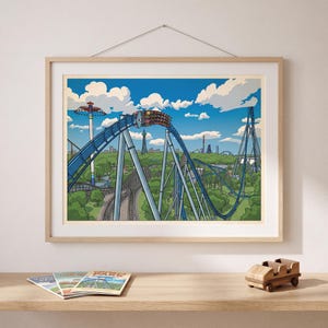 Puede incluir: Una lámina artística enmarcada que representa una montaña rusa azul con un tren de pasajeros en la cima de una colina. La escena incluye una torre de caída, árboles verdes y un cielo azul brillante con nubes blancas en un marco de madera clara.