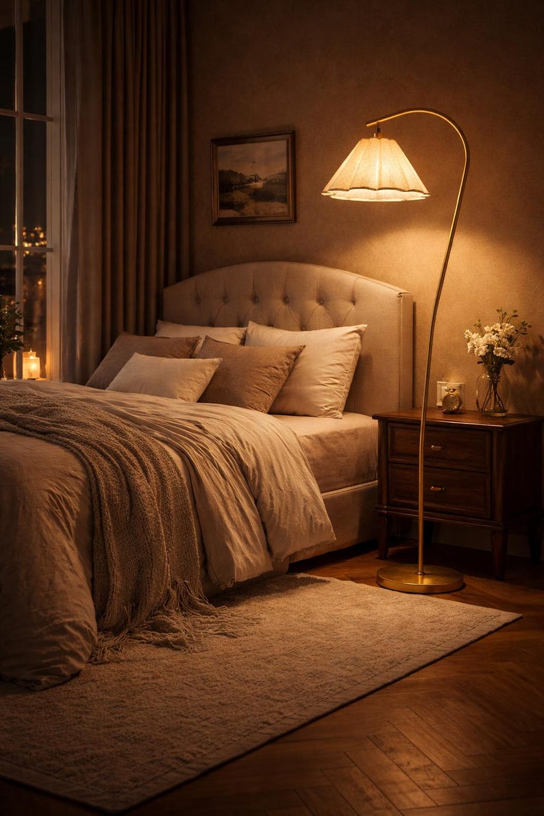 Peut inclure: Int&eacute;rieur de chambre chaleureux avec un lit aux tons neutres, coussins et plaid textur&eacute;. Un lampadaire dor&eacute; en arc avec abat-jour en tissu &eacute;claire l'espace. Une table de chevet en bois et un tapis compl&egrave;tent l'ambiance.