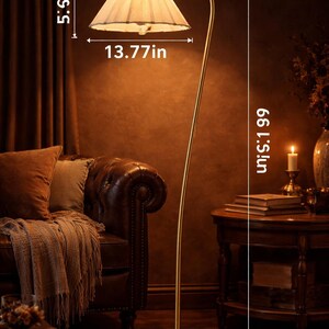 Peut inclure: Un lampadaire dor&eacute; avec un abat-jour beige. La lampe a un design incurv&eacute; et une base ronde. L'abat-jour mesure 15 cm de large, 14 cm de haut et 35 cm de long. La lampe mesure 168 cm de haut.