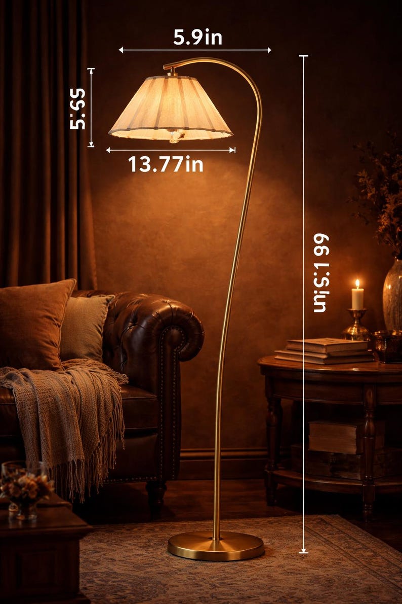 Peut inclure: Un lampadaire dor&eacute; avec un abat-jour beige. La lampe a un design incurv&eacute; et une base ronde. L'abat-jour mesure 15 cm de large, 14 cm de haut et 35 cm de long. La lampe mesure 168 cm de haut.