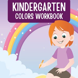Pode incluir: Ilustração de uma capa de caderno de exercícios infantil com o texto "KINDERGARTEN COLORS WORKBOOK". Uma criança com cabelo laranja e uma camisa roxa desenha em uma superfície amarela, com um arco-íris ao fundo.