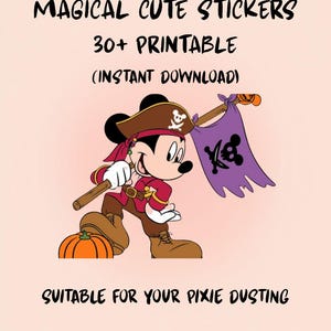 Könnte beinhalten: Ein Cartoon-Maus-Pirat hält eine Flagge mit Totenkopf und gekreuzten Knochen. Der Text lautet: "Magical Cute Stickers" und "30+ Printable (Instant Download)". Eine orangefarbene Kürbis ist ebenfalls im Bild. Der Text unten lautet: "Suitable for your pixie dusting".