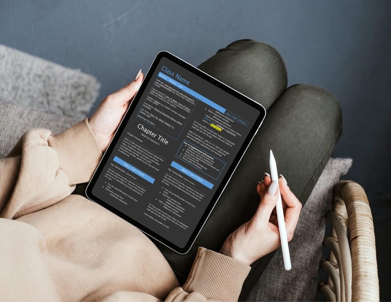 Peut inclure: Une tablette num&eacute;rique affichant un mod&egrave;le de guide d'&eacute;tude au th&egrave;me sombre avec des en-t&ecirc;tes bleus et du texte blanc. L'&eacute;cran pr&eacute;sente des sections intitul&eacute;es Class Name et Chapter Title, avec des listes &agrave; puces et des notes. Un stylet blanc.
