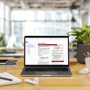 Peut inclure: Un ordinateur portable argent&eacute; affichant un document intitul&eacute; Class Name et Chapter Title sur un bureau en bois. &Agrave; c&ocirc;t&eacute; se trouvent un stylo blanc, un carnet, des lunettes, une plante verte dans un pot gris, un porte-stylo et des notes adh&eacute;sives.