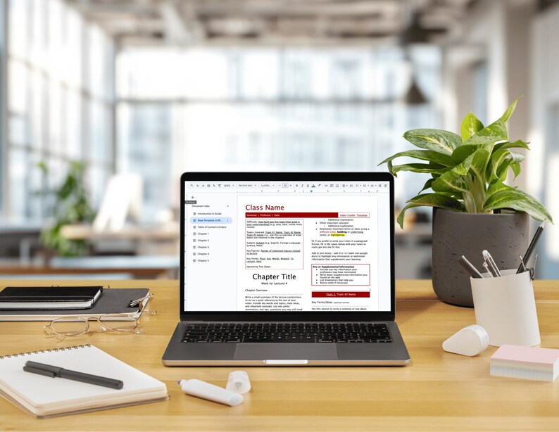 Peut inclure: Un ordinateur portable argent&eacute; affichant un document intitul&eacute; Class Name et Chapter Title sur un bureau en bois. &Agrave; c&ocirc;t&eacute; se trouvent un stylo blanc, un carnet, des lunettes, une plante verte dans un pot gris, un porte-stylo et des notes adh&eacute;sives.