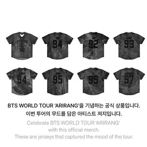 Peut inclure: Huit maillots à manches courtes avec un motif marbré gris foncé. Le maillot de devant présente un logo circulaire. Le dos de chaque maillot affiche un nom et un nombre à deux chiffres : RM 94, JIN 92, SUGA 93, J-HOPE 94, JIMIN 95, V 95 et JUNGKOOK 97.