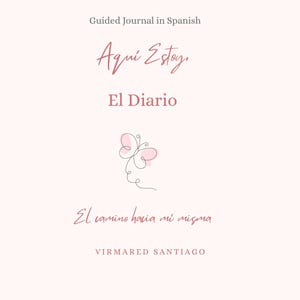 Puede incluir: Una portada de diario rosa con el texto "Guided Journal in Spanish" y "Aquí Estoy, El Diario". Un dibujo lineal de una mariposa está centrado debajo del título. El texto "El camino hacia mi misma" y el nombre del autor, VIRMARED SANTIAGO, están en la parte inferior.