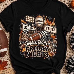 Peut inclure: Un t-shirt noir avec une impression graphique représentant un château d'eau marqué 'CARTHAGE', un poteau de but avec '75633', un mégaphone, un casque de football américain et des ballons. Le texte indique 'GO TEAM' et 'SMALL TOWN FRIDAY NIGHTS'.
