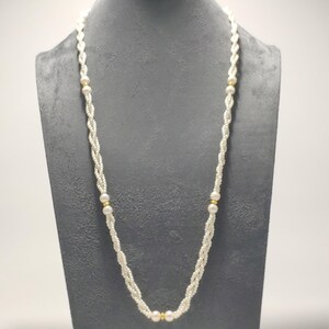 Collar Napier Vintage firmado, de varias hebras, estilo Torsade, con perlas sintéticas y detalles en tono dorado, 76 cm de largo (tipo ópera) / De segunda mano