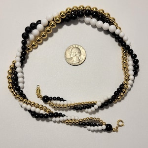 Collar Napier Vintage firmado de triple hebra en negro, blanco y tono dorado, 45 cm (18 pulgadas), largo princesa / De segunda mano