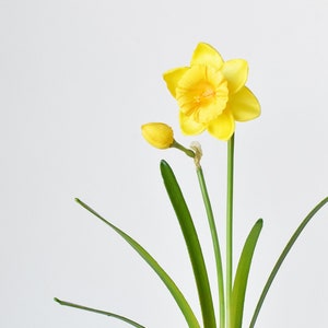 19" Faux Yellow Daffodil Spray Stem