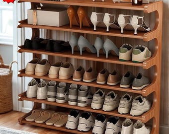 Op de afbeelding: Een houten schoenenrek met meerdere planken, met een verscheidenheid aan schoenen, waaronder hakken, sneakers en platte schoenen. Het rek is gemaakt van lichtbruin hout en is gevuld met schoenen in verschillende kleuren en stijlen. De bovenste plank heeft decoratieve items.