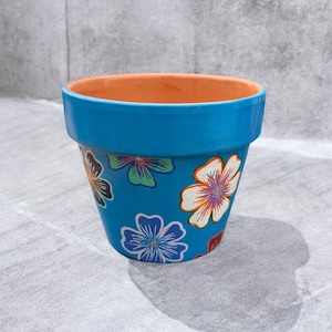 Könnte beinhalten: Ein Set aus drei Keramikbechern mit gesprenkelter, matter Oberfläche. Die Becher sind in den Farbtönen Creme, Hellgrau und Dunkelgrau gehalten. Jeder Becher hat ein schlichtes, minimalistisches Design, ideal für Kaffee oder Tee.