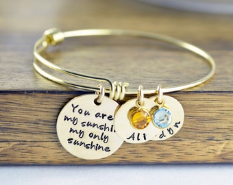 Pulsera personalizada You Are My Sunshine - Joyería estampada a mano - Pulsera de brazalete de oro - Nombres de niños - Pulsera de brazalete personalizada - Mamá