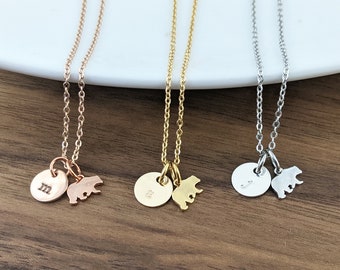 Regalo del Día de las Madres, Mama Bear Jewelry - Mama Bear Necklace - Bear Cub Jewelry - Mothers Necklace - Mom Necklace - Daughter Gift - Initial Charm
