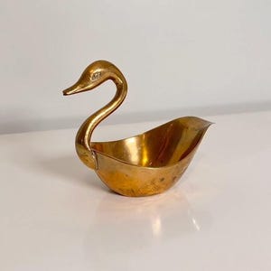 Tigela porta-joias vintage em latão em formato de cisne, estilo moderno de meados do século XX.