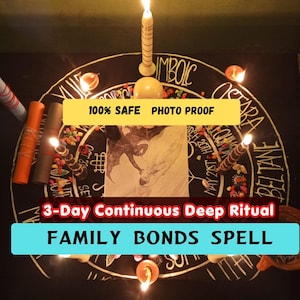 Puede incluir: Una disposición ritual con velas, pergaminos y un dibujo central. La imagen incluye el texto "100% SAFE PHOTO PROOF" y "3-Day Continuous Deep Ritual FAMILY BONDS SPELL". La escena está iluminada por la luz de las velas.