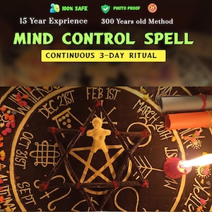 Może przedstawiać: Czarna okrągła mata ze złotymi tekstami i symbolami astrologicznymi, z sześcioramienną gwiazdą wykonaną z ciemnych gałązek związanych czerwoną nicią. Mała, jasna figurka znajduje się w środku. Tekst: MIND CONTROL SPELL, CONTINUOUS 3-DAY RITUAL.