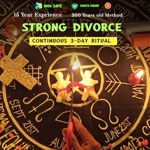 Könnte beinhalten: Ein Bild eines Rituals mit dem Text "STRONG DIVORCE" und "CONTINUOUS 3-DAY RITUAL". Das Bild zeigt zwei kleine Figuren, Kerzen und ein kreisförmiges Design mit astrologischen Symbolen. Eine Schere schneidet einen roten Faden.