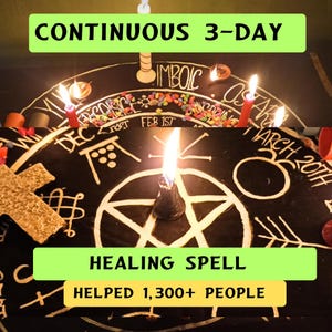 Op de afbeelding: Een zwart cirkelvormig kleed met handgetekende witte symbolen, teksten waaronder IMBOLC, OSTARA, DEC 21ST, FEB 1ST en MARCH 20TH, en een centraal pentagram. Brandende kaarsen, kleine gekleurde steentjes en een getextureerd gouden kruis.