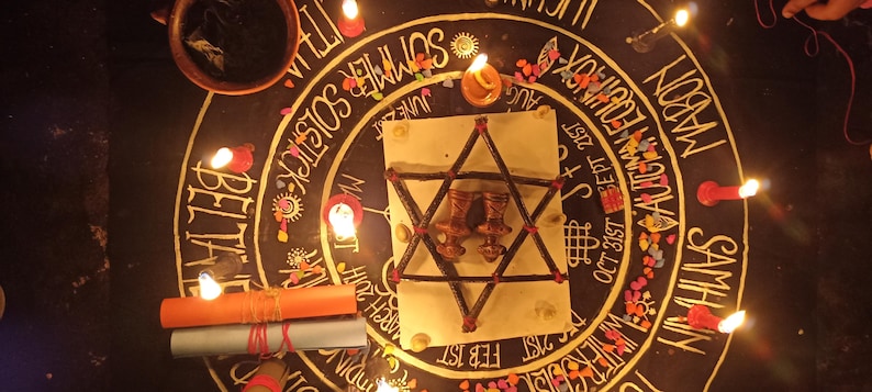 K&ouml;nnte beinhalten: Eine rituelle Szene mit einem zentralen sternf&ouml;rmigen Design mit zwei Figuren, umgeben von Kerzen und Text. Das Design befindet sich auf einer dunklen Oberfl&auml;che mit zus&auml;tzlichem Text und Symbolen, und ein kleiner Tonkrug ist sichtbar.