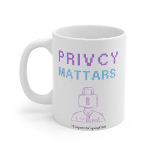 Peut inclure: Mug en céramique blanche avec l'inscription "PRIVCY MATTARS" en lettres pixelisées violettes et turquoise. En dessous, un dessin d'une personne avec une tête en forme de cadenas. Le hashtag "#CorporateCopingClub" est en bas.