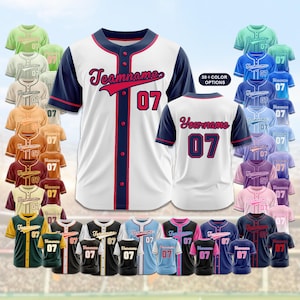 Op de afbeelding: Honkbalshirts in diverse kleuren, waaronder wit, blauw en roze. Elk shirt heeft het nummer "07" en kan worden gepersonaliseerd met een team- of persoonsnaam. De afbeelding toont een verscheidenheid aan kleuropties.