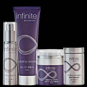 K&ouml;nnte beinhalten: Eine Sammlung von Hautpflegeprodukten, darunter ein straffendes Serum, ein feuchtigkeitsspendender Reiniger, eine Restoring Cr&egrave;me und ein straffender Komplex. Die Produkte sind in silber- und lilafarbenen Verpackungen mit dem Markennamen "infinite by FOREVER" und einem Unendlichkeitszeichen.