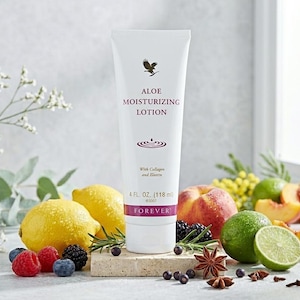 Puede incluir: Un juego de tres tazas de cerámica con un acabado mate moteado. Las tazas son de color crema, gris claro y gris oscuro. Cada taza tiene un diseño simple y minimalista y un asa redondeada.