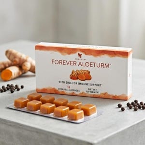 Può includere: Una scatola di pastiglie "Forever Aloeturm" con zinco per il supporto immunitario. La scatola è bianca con accenti arancioni e presenta un'illustrazione di curcuma. Un blister da 10 pastiglie è di fronte alla scatola. Sono visibili anche radici di curcuma e grani di pepe.