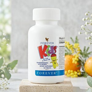 Pode incluir: Uma garrafa branca de multivitamínicos mastigáveis Forever Kids para crianças e adultos. A garrafa tem uma tampa branca e um rótulo com o logotipo Forever, a palavra "Kids" em vermelho e verde e um personagem de desenho animado. Contém 120 comprimidos.