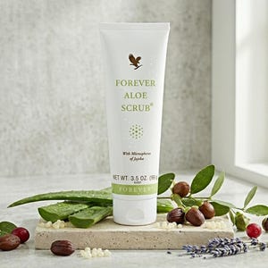 Puede incluir: Tubo blanco de Forever Aloe Scrub con un logotipo de águila marrón y el texto "FOREVER ALOE SCRUB". El tubo está rodeado de hojas de aloe vera, semillas de jojoba y lavanda. Peso neto 99 g.