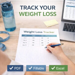 Puede incluir: Imagen de un rastreador de pérdida de peso con el texto "TRACK YOUR WEIGHT LOSS". También se ven una botella de agua azul, una cinta métrica y un ordenador portátil. El rastreador se está rellenando con un bolígrafo. La imagen también incluye las palabras "PDF", "Fillable" y "Excel".