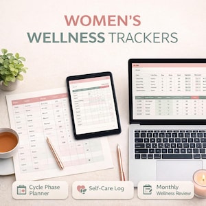 Puede incluir: Un portátil, una tableta y hojas impresas que muestran datos de seguimiento del bienestar. El texto "WOMEN'S WELLNESS TRACKERS" está en la parte superior. También hay una taza de té, bolígrafos y una vela encendida. La imagen incluye etiquetas para "Cycle Phase Planner", "Self-Care Log" y "Monthly Wellness Review".