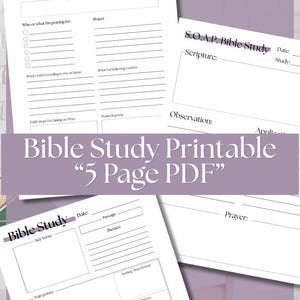 Può includere: Una raccolta di pagine bianche stampabili per lo studio della Bibbia con uno sfondo viola. Le pagine includono sezioni per la preghiera quotidiana, lo studio delle Scritture e la presa di appunti. Il testo sulle pagine include "Daily Prayer", "S.O.A.P. Bible Study" e "Bible Study Printable '5 Page PDF'".