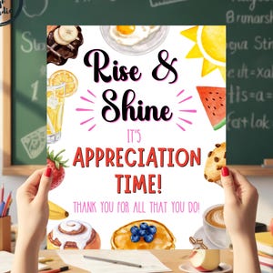 Puede incluir: Se muestra un póster colorido con las palabras "Rise & Shine" y "It's Appreciation Time!". El póster presenta ilustraciones de alimentos para el desayuno como panqueques, frutas y café. El fondo incluye una pizarra y un escritorio con útiles escolares.
