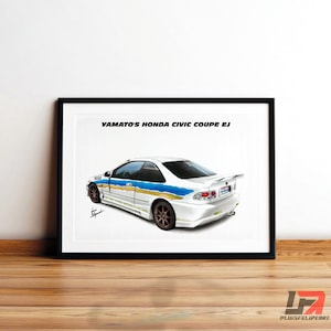 Op de afbeelding: Een ingelijste print van een witte Honda Civic Coupe EJ, met blauwe en gouden accenten. Het kunstwerk staat tegen een witte achtergrond en bevat de tekst "Yamato's Honda Civic Coupe EJ". De print wordt gepresenteerd op een houten oppervlak.