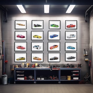 Può includere: Una collezione di stampe artistiche di auto incorniciate esposte su un muro del garage. Le stampe presentano vari modelli di auto in diversi colori, tra cui rosso, verde e blu. La stampa in alto a sinistra ha il testo "Fast & Furious".