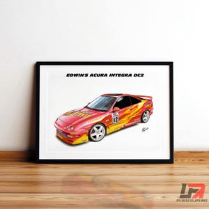 Puede incluir: Obra de arte enmarcada que presenta un coche de carreras Acura Integra DC2 rojo con llamas amarillas y naranjas. La obra incluye el texto "EDWIN'S ACURA INTEGRA DC2". El coche tiene el número 12 en el lateral.