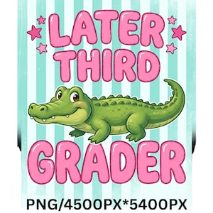 Könnte beinhalten: Digitalgrafik mit den Worten "LATER THIRD GRADER" in rosa Blasenbuchstaben, mit einem grünen Cartoon-Alligator. Der Hintergrund hat vertikale hellblaue und weiße Streifen mit rosa Sternen.