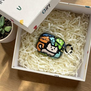 Puede incluir: Un juego de tres tazas de cerámica con un acabado moteado y mate. Las tazas son de color crema, gris claro y gris oscuro. Cada taza tiene un diseño simple y minimalista y un asa redondeada. Las tazas están apiladas una encima de la otra.