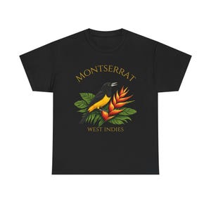 Maglietta Montserrat Indie Occidentali, maglietta con uccelli caraibici, maglietta con isola tropicale, regalo a tema cultura caraibica, maglietta con estetica dorata