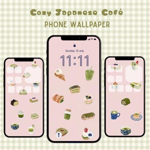 Könnte beinhalten: Drei Smartphones zeigen ein digitales Handy-Hintergrundbild mit hellrosa Hintergrund, das verschiedene illustrierte japanische Café-Leckereien wie Matcha-Getränke, Kuchen und Gebäck zeigt, mit dem Text Cozy Japanese Café PHONE WALLPAPER.