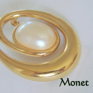 MONET Modernist Pearl Cabochon Gold Tone Brooch Designer Signed Jewelry (A147)