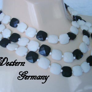 Collier plastron rétro en perles de lucite blanches et noires de l&#39;Allemagne de l&#39;Ouest, bijoux vintage #271